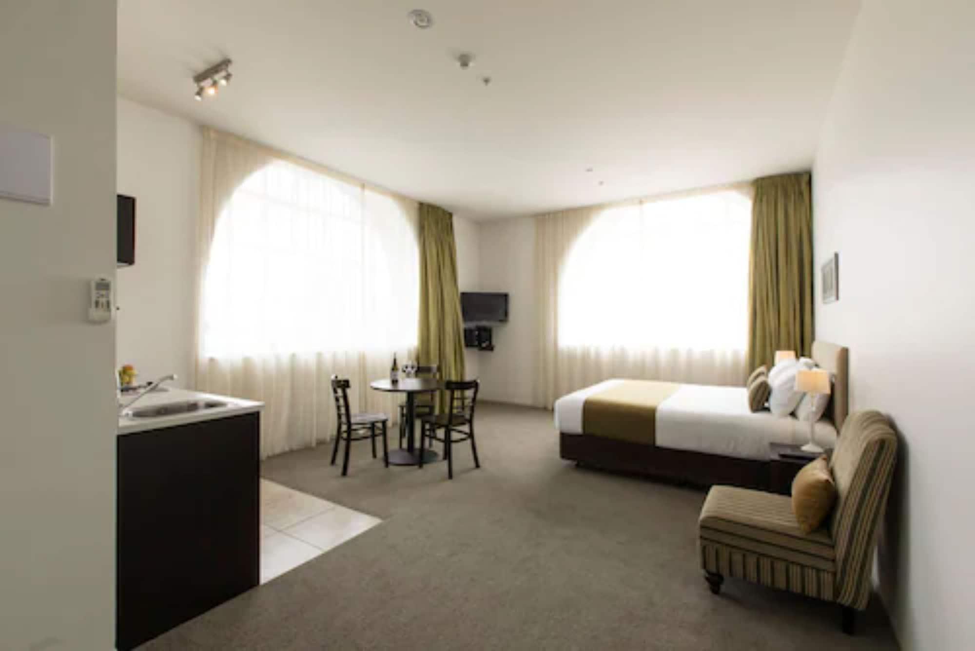 Quest On London Aparthotel Hamilton Exterior photo