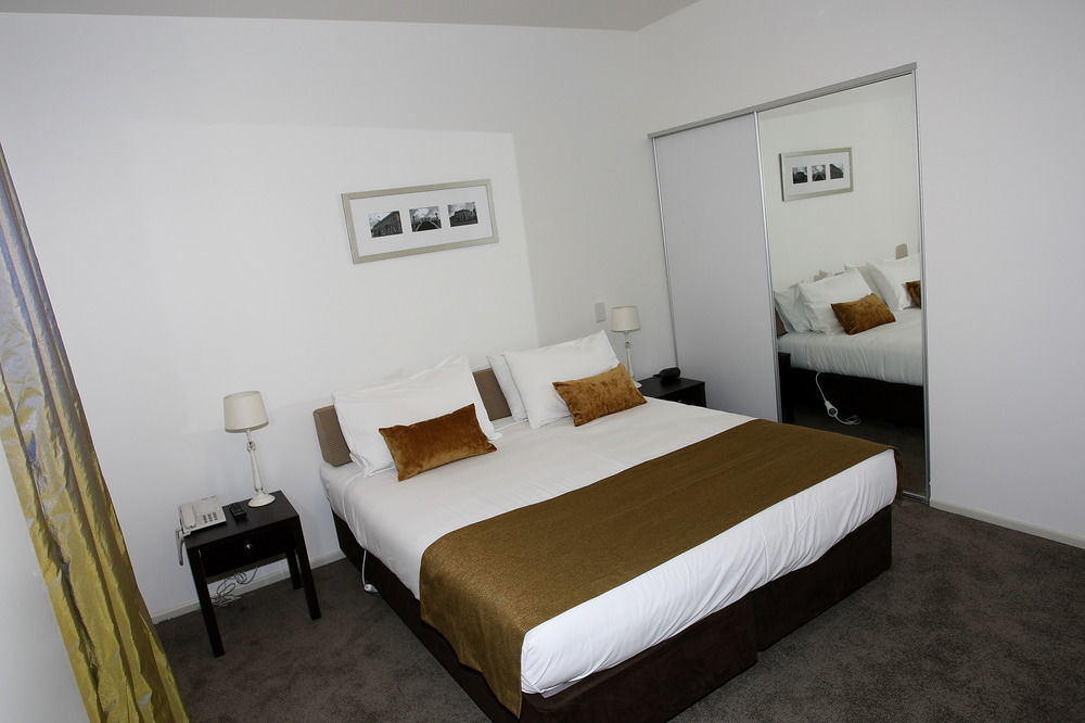 Quest On London Aparthotel Hamilton Exterior photo