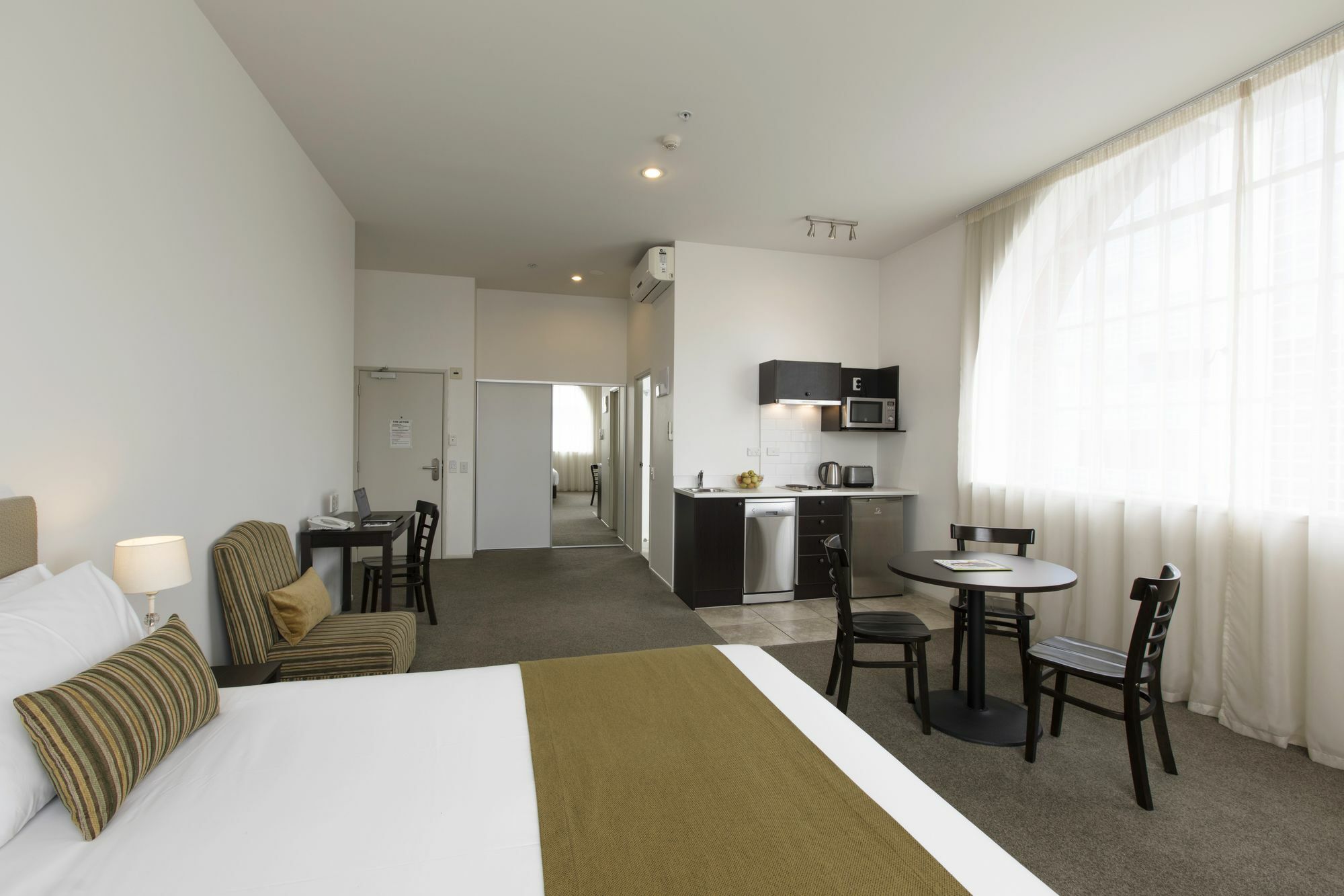 Quest On London Aparthotel Hamilton Exterior photo